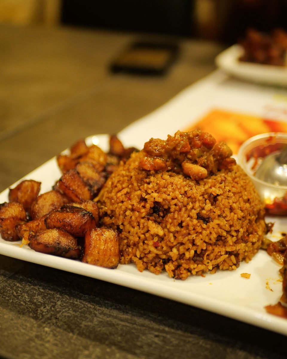 Assiette africaine généreuse et colorée